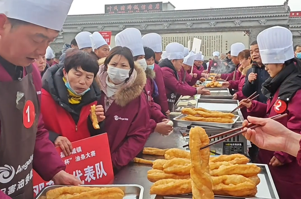 一口酥脆年味濃！鄧城油條大賽燃動新春