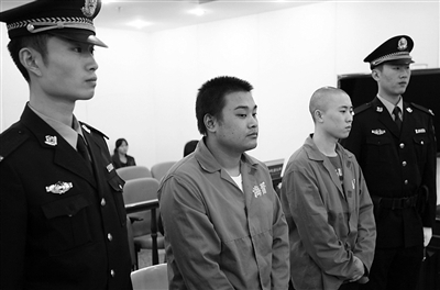 吳澤西（光頭者）與雷雨聲在庭上受審。通訊員 李森 攝