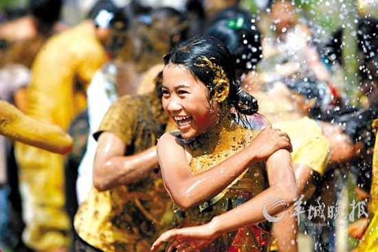 中國佤族司崗里“摸你黑”狂歡節(jié)  中國佤族司崗里“摸你黑”狂歡節(jié)