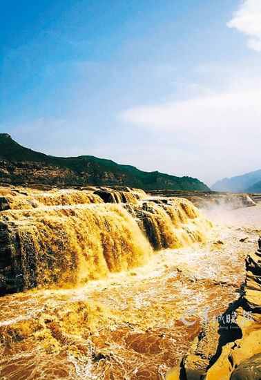 黃河壺口瀑布?xì)鈩莅蹴?,壯觀迷人  黃河壺口瀑布?xì)鈩莅蹴纾瑝延^迷人
