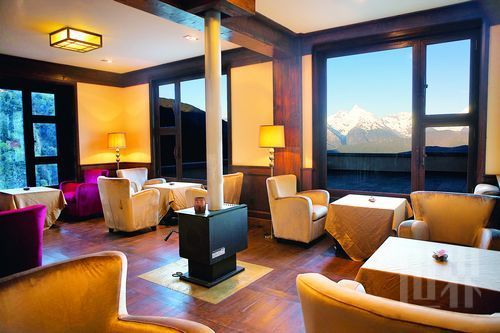 足不出戶可以欣賞窗外梅里雪山的公主峰和太子峰 足不出戶可以欣賞窗外梅里雪山的公主峰和太子峰