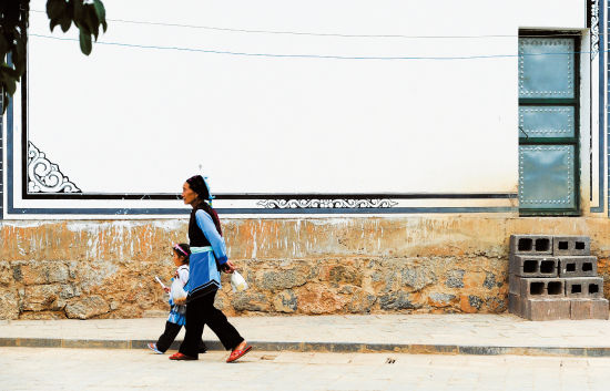 成年人都外出打工去了，剩下在村中閑逛的多是小 孩和老人，只要逗小孩玩樂(lè)，拍照也就更容易。