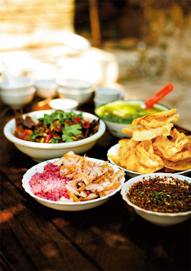 鮮魚(yú)、乳扇、生皮，這些在雙廊人看 來(lái)再普通不過(guò)的東西，比旅游招侍所 慣見(jiàn)的“農(nóng)家宴”更純正，所以，來(lái)到 雙廊的人，大多會(huì)吃到這樣的一頓地 道宴客菜。