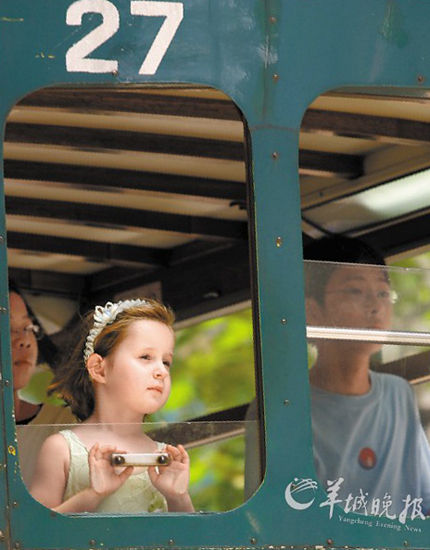 香港鐺鐺車上，一名外國(guó)小女孩在瞭望街景 陸平/CFP