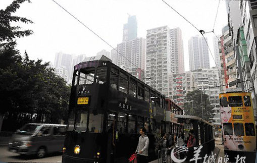 一輛鐺鐺車?？吭诟蹗u西終點(diǎn)站 新華社記者 黃曉勇 攝