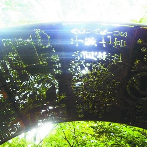 坐落于山徑上的德國藝術(shù)家的作品——《獻給李白的華蓋》，向李白的《望廬山瀑布》致敬。